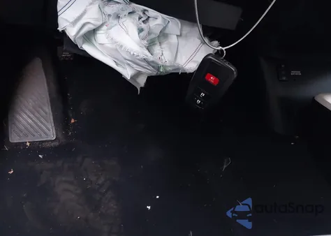 2016 Toyota Prius Four z USA, uszkodzony, nr VIN JTDKARFU1G3524996